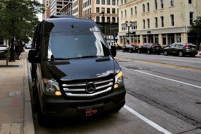 Nashville Airport Private Transportation for 6-13 Passengers - Meeting Your Chauffeur at the Ground Transportation Center