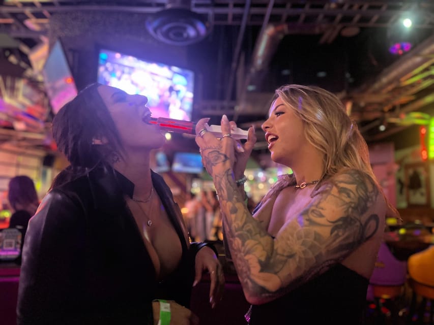 Nashville Bar Crawl: Guided Pub Crawl with Drinks Discounts - The first bar breaks the ice