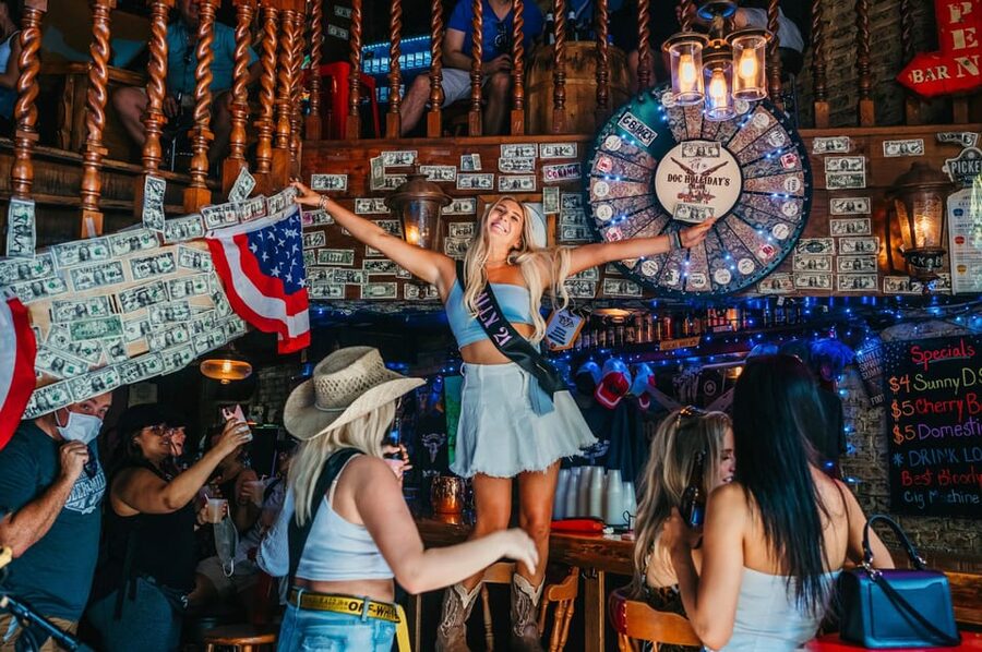 Nashville Bar Crawl: Guided Pub Crawl with Drinks Discounts - Ending at a honky-tonk, rooftop, or major bar