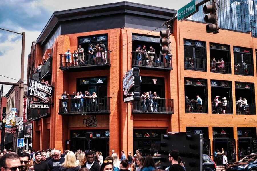 Nashville: Drinkers & Thinkers Pub Crawl - The guides make the difference