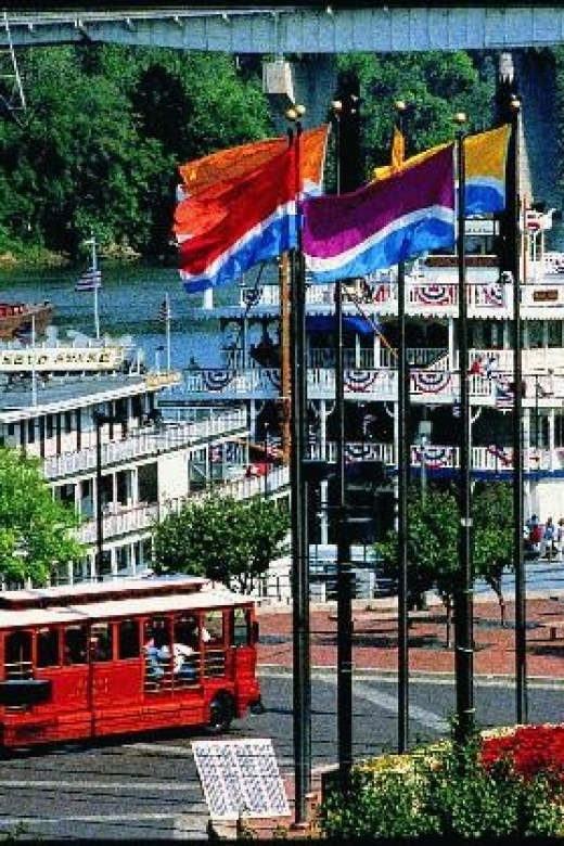 Nashville: General Jackson Showboat Dinner Cruise - A paddlewheel boat with a Nashville soundtrack
