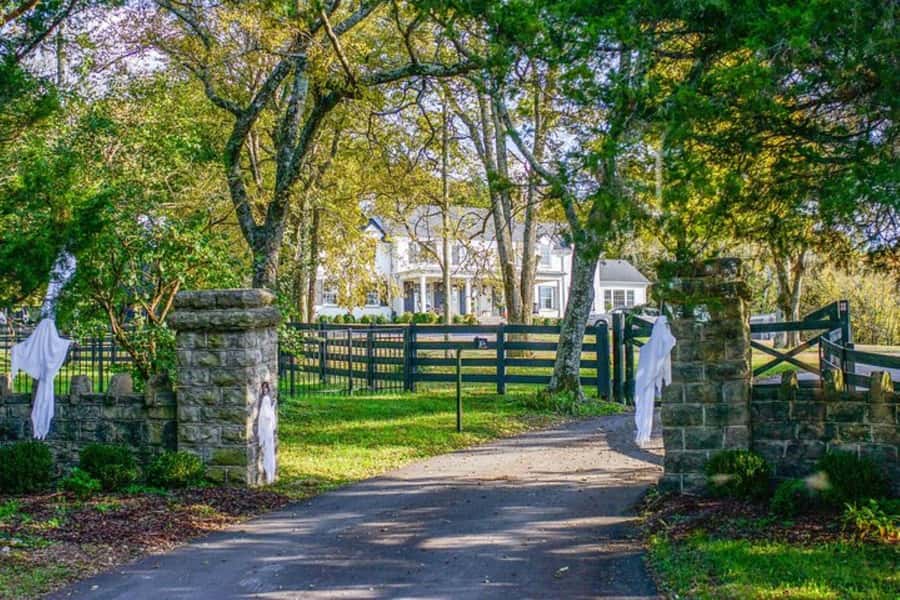 Nashville: Homes of the Stars Narrated Bus Tour - Leaving downtown for the stars’ neighborhoods