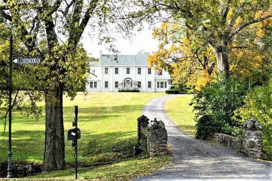 Nashville: Homes of the Stars Narrated Bus Tour - The guide can make or break the two hours