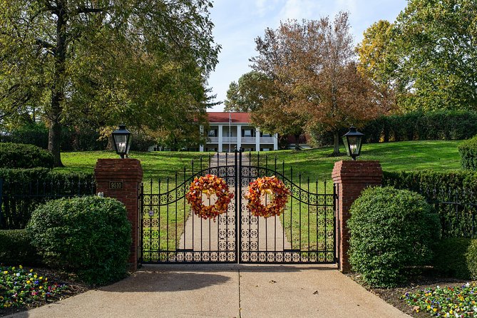 Nashville "Homes Of The Stars" Narrated Bus Tour with 30+ Celebrity Homes - The downtown landmarks between celebrity addresses