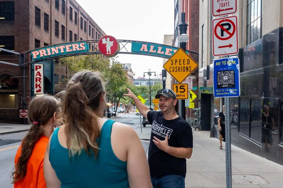 Nashville: The Ryman, Tootsies, Broadway, & Printer's Alley - Key points at a glance