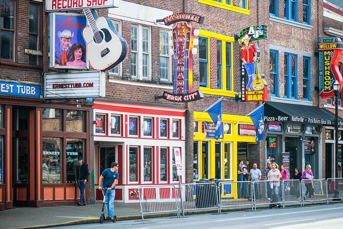 Night Time Trolley Tour of Nashville with Photo Stops - The guides are a major part of the value